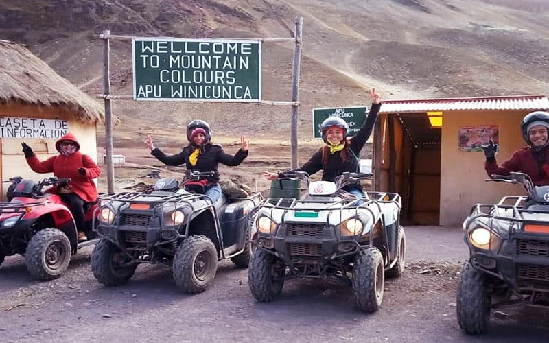MONTAÑA DE COLORES CON CUATRIMOTOS